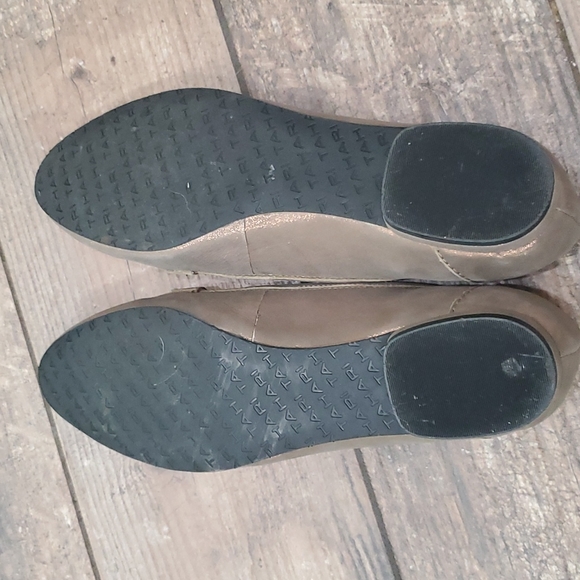 TAHARI Women's Harley Loafer - Picture 8 of 9